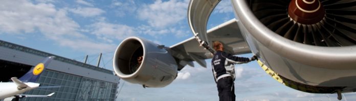 Maintenace MUC Mechanic Check Engine Aircraft Hangar